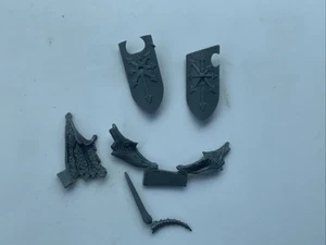 CHAOS Warhammer Sheilds Fellumhang Hörner genähte Haut Umhänge BITS CBE H8 - Bild 1 von 2