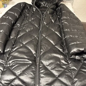 Andrew Marc Chaqueta de Plumón Premium Acolchada con Capucha Cremallera Completa Talla Grande Negra - Imagen 1 de 15