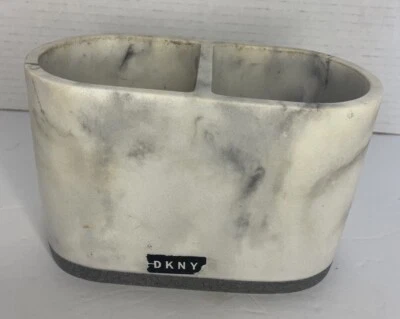 DKNY ~ Soporte para maquillaje y cepillo ~ Patrón de mármol dos secciones Foto 1 de 4