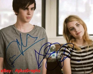 DIE KUNST, DURCH ZU KOMMEN... Emma Roberts mit Freddie Highmore - SIGNIERT - Bild 1 von 1