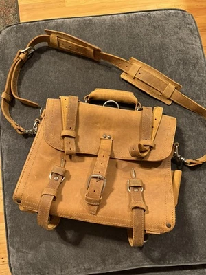 烟草鞍背皮革两个隔层单肩包,背包,早期标志 — 第 1/4 张图片