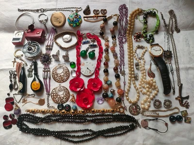 Lot bijoux , montres , anciens , vintage , à trier. - Immagine 1 di 4