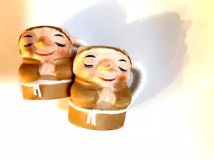 Mini tazas o cremas monje de colección rezando monje fraile pliegue cerámica 2" de alto - Imagen 1 de 6