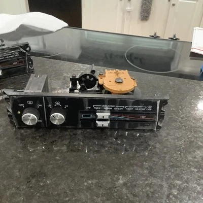  Nos 1985-1989 Oldsmobile 98 Delta 88 panel de control de calefacción descongelación de aire acondicionado  Foto 1 de 4