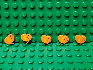 ** 5 Karat Lot ** Lego NEU orange 1 x 1 herzförmige Fliese mit Lächeln Stücke (A-5) - Bild 1 von 1