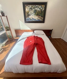 Mono Big Bud Press Original 6 XL Artist Tog Basic Rojo Babero Punto Blanco - Imagen 1 de 6