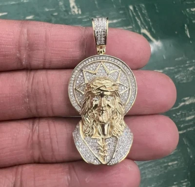 Colgante redondo con cara de cabeza de Jesús de diamantes creado en laboratorio de 1,50 quilates enchapado en oro amarillo de 14 quilates Foto 1 de 4
