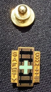 Pin de ferrocarril cruzado verde del Comité de Seguridad - Imagen 1 de 2