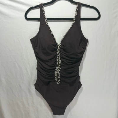 Traje de baño de una pieza de perfil talla 12 para mujer. Marrón oscuro con volantes. Foto 1 de 4