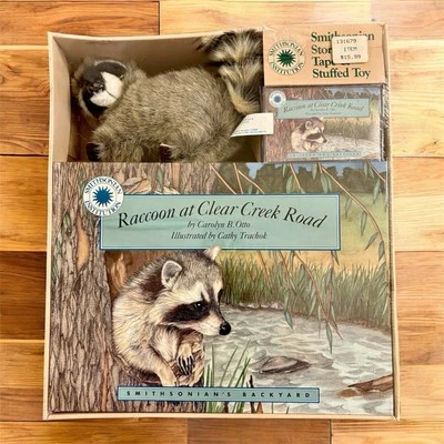 Libro de cuentos Smithsonian Raccoon At Clear Creek Road 1995 cinta y juguete de peluche NUEVO Foto 1 de 4