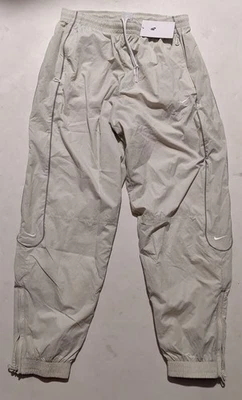 Nike Solo Swoosh FB8620 072 Hombre Hueso Claro Pantalones Talla M Totalmente Nuevos $145 Foto 1 de 4