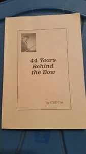 44 Years Behind the Bow. 1st edition. by Author Cliff Coe 1990 - Foto 1 di 2