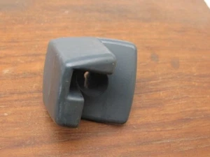 1985-1989 Subaru GL Dark BLUE LH Driver's Side Rear Cargo Cover Clip (1) - Imagen 1 de 6