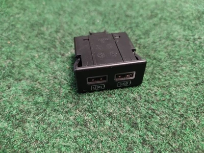 2014-2021 Jeep Grand Cherokee plugue de porta USB dupla 68145567AA 5L1 - Imagem 1 de 4