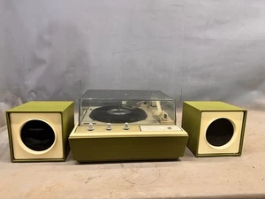 Tocadiscos sinfónico vintage GE verde aguacate P350G reproductor de LP Art Deco - Imagen 1 de 17