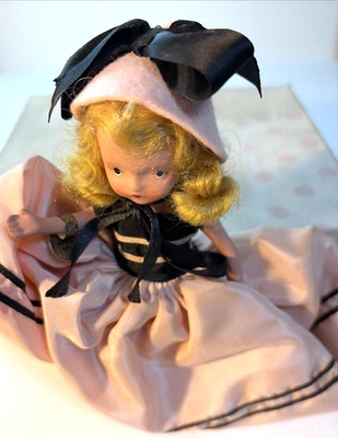 Muñeca Nancy Ann Storybook A Breezy Girl and Arch en caja marzo 189 con etiqueta Foto 1 de 4