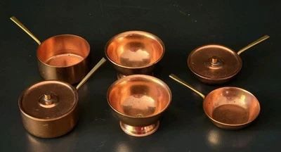 Ollas/sartenes, tapas y cuencos de cobre de juguete miniatura vintage de 8 piezas  Foto 1 de 4