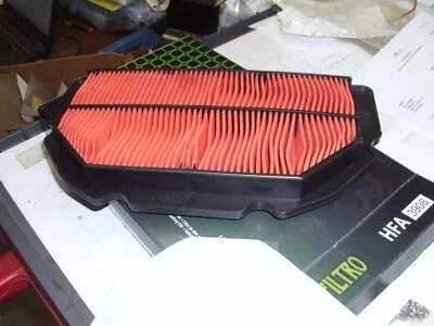 HiFlo 空气过滤器适用于铃木 01-04 GSXR1000 01-02 GSX-R600 00-03 GSX-R750 HFA3908 — 第 1/4 张图片