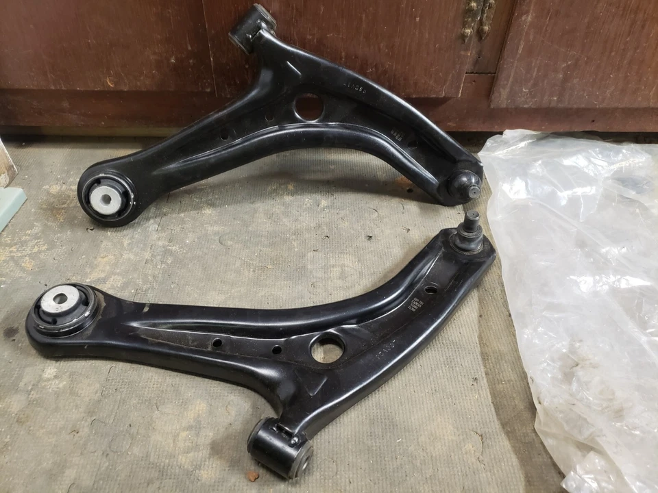 Conjuntos de juntas esféricas de braços de controle Dorman para Ford Fiesta e Ford Figo - Imagem 1 de 4