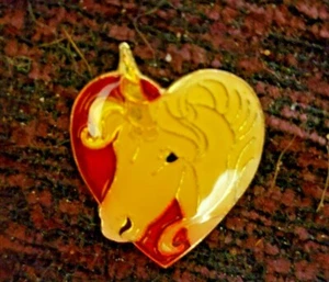 Vintage Emaille Einhorn weiß Herzform Hut Pin Größe 1" Herzform - Bild 1 von 1