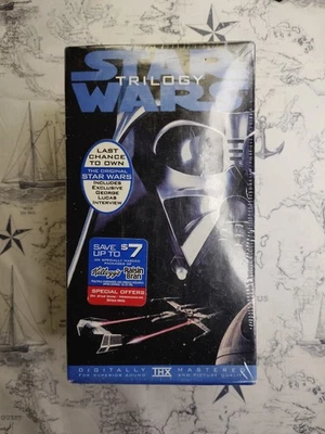 Star Wars Trilogy 1995 3xVHS Box Set Original Versions Lucasfilm New/Sealed - Immagine 1 di 4