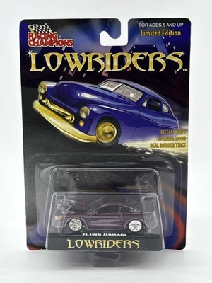 Capó de apertura fundido a presión Racing Champions Lowriders 97 Ford Mustang púrpura 1:64 Foto 1 de 4