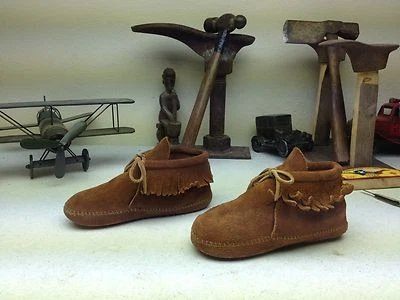 MINNETONKA BROWN DISTRESSED LEATHER MADE IN USA MOCCASIN BOOTS SIZE 4- 5 - Image 1 of 4