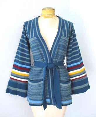 Cardigã suéter vintage anos 60 anos 70 Heidi listra azul envoltório mangas sino bolsos cinto P - Imagem 1 de 4