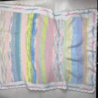 Manta de bebé vintage de ganchillo pastel, rayas tejidas hechas a mano borde blanco suave Foto 1 de 4