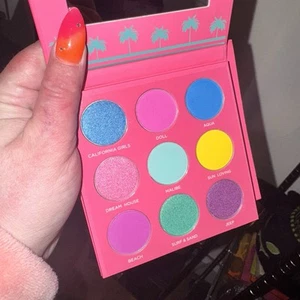 Peachy Queen Cosmetics Malibu Eyeshadow Palette - Picture 1 of 3