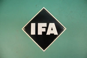 IFA Zeichen an Vorderklappe IFA W50 S4000 Emblem NE Schriftzug Pionier Aktivist  - Bild 1 von 1
