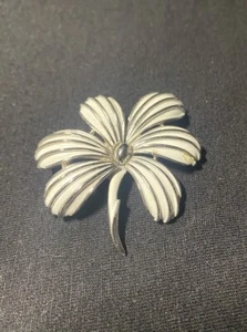 Vintage Trifari weiße Emaille & silberfarbene Blume Brosche Anstecknadel Mid Century Modern 2 Zoll - Bild 1 von 14