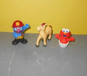 Figura de juguete Hasbro bombero Grover Plaza Sésamo de 3" con olmo y caballo de 2,5" - Imagen 1 de 2