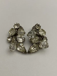 Pair of Vintage Signed KRAMER Silver Tone Rhinestone Clip On Earrings  - Picture 1 of 5