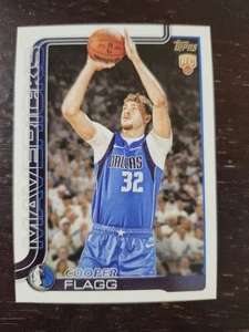 Tarjeta base de novato de baloncesto Cooper Flagg 2025-26 Topps #201 Mavericks (RC) - Imagen 1 de 2