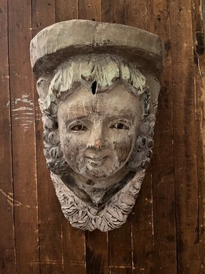 Antiguo querubín/niña de madera tallada con ojos de vidrio, estante montado en la pared Foto 1 de 4