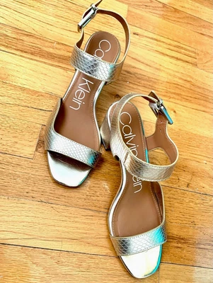 Nuevo-CALVIN KLEIN-Cuero Dorado-Tacón Bloque-Sandalias con Correa, 8 Foto 1 de 4