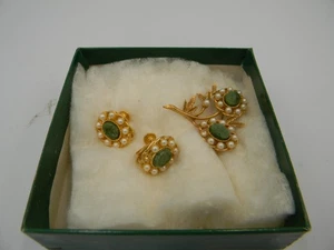 Vintage Marvella Gold Tone Jade & Faux Pearl Brooch and Clip-On Earrings Set - Picture 1 of 9