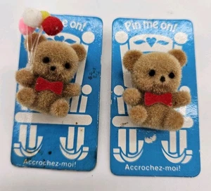 2 Accrochez-Moi Mini beflockte flauschige Teddybär Luftballons Pin 1,5" 1980er Vintage - Bild 1 von 5