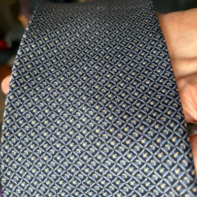 Corbata de seda geométrica Zylos George Machado para hombre azul marino y dorado 60” x 4” Foto 1 de 4