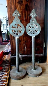 Par de soportes estándar de metal islámico bronce pesados vintage de Oriente Medio - Imagen 1 de 3