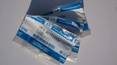Lote de tres retenedores de moldeo de panel basculante Buick Century 1982-88 NOS GM 25500454 Foto 1 de 2