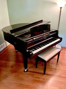 Yamaha GH1 B grand piano Excellent Condition - Picture 1 of 8