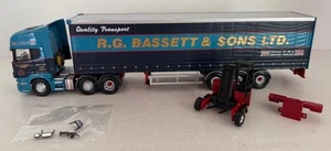 1:50 R.G. Bassett Scania R Curtainside Moffett Kooi Forklift CC13717 By Corgi - Picture 1 of 8