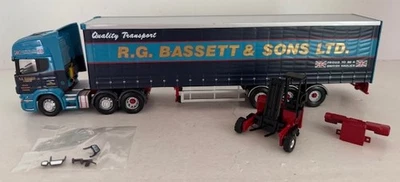 1:50 R.G. Carretilla elevadora Bassett Scania R Curtainside Moffett Kooi CC13717 de Corgi Foto 1 de 4