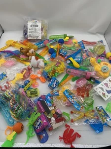 Riesige Menge 300+ verschiedene Spielzeug Klasse/Party Gastgeschenke für Kinder plus Luftballons in großen Mengen - Bild 1 von 16