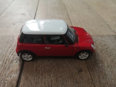 BURAGO USATO 1:18 AUTO MINI COOPER 2000 ROSSO E BIANCO MADE IN ITALY - Immagine 1 di 3