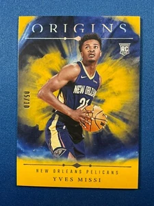 2024-25 Origins Yves Missi #72 Rookie GOLD /10 (RC) - New Orleans Pelicans SSP - Picture 1 of 2