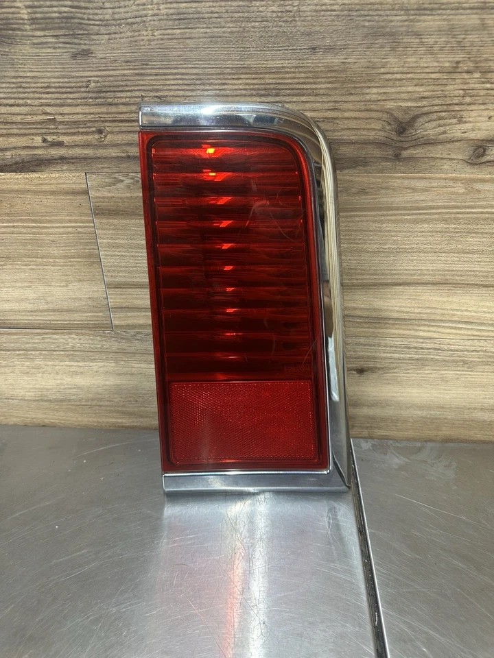2006-2008 Lincoln Mark LT OEM Tailgate Reflectors Tail light Trim  LH LEFT - Image 1 of 4