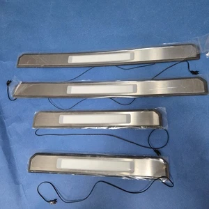 Alféizar de 4 puertas de acero inoxidable con luces LED de cortesía Mercedes W212 Clase E 2010-2015 - Imagen 1 de 6